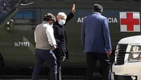  Reaparece AMLO caminando por Palacio Nacional 