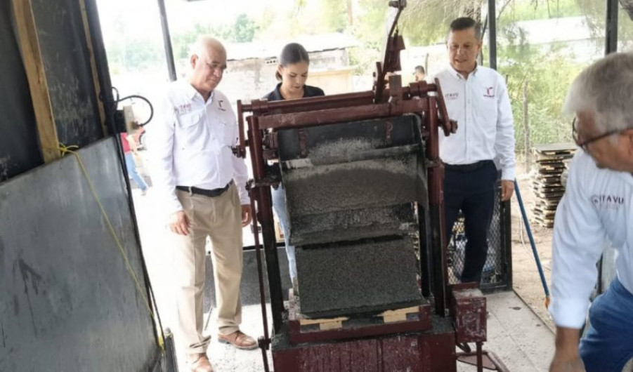 Entrega ITAVU bloquera que convierte esfuerzo comunitario en hogares