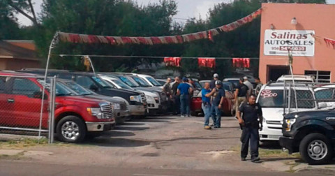 Detienen a dos tras catear lote de autos en Brownsville