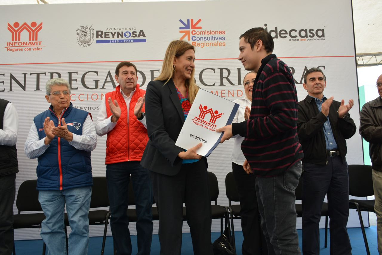 Reciben familias escrituras que avalan su patrimonio