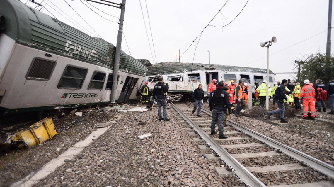 Al menos dos muertos tras descarrilar un tren cerca de Milán