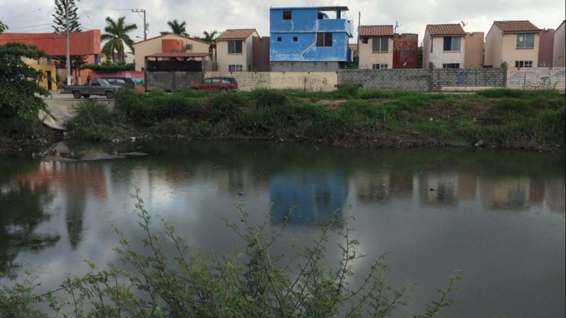 Piden desasolve de vaso captador de aguas negras