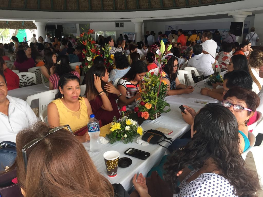 Festejan a maestros, por su trayectoria y forjadores de la sociedad