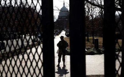 Arrestan a hombre cerca del Capitolio con balas y una pistola