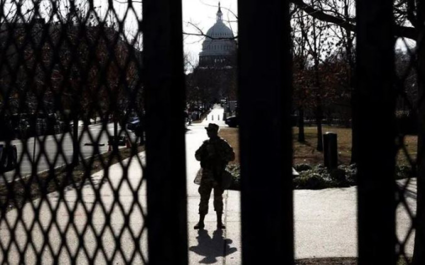 Arrestan a hombre cerca del Capitolio con balas y una pistola