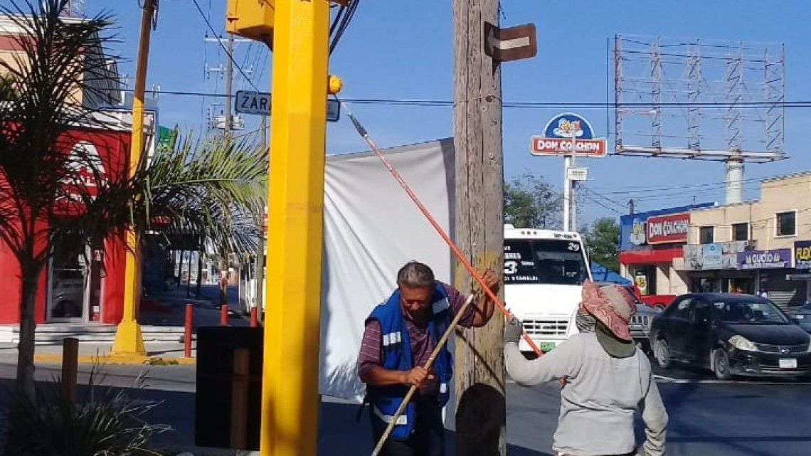 Pintan cuadrillas municipales semáforos y vialidades