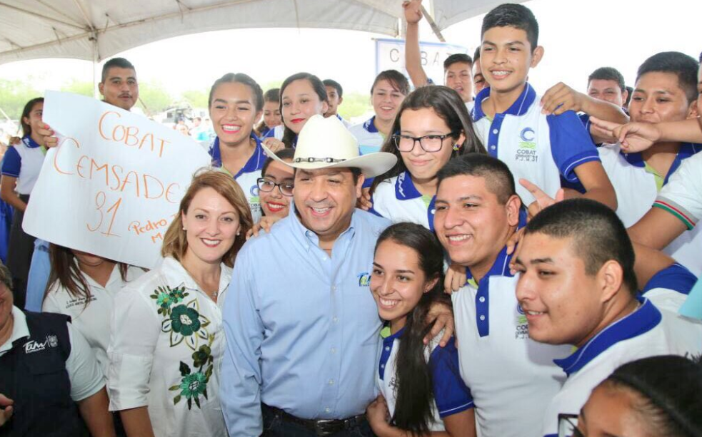 Entrega gobernador apoyo a familias 