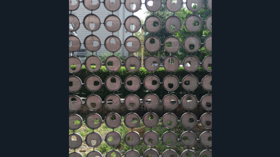 Conoce la casa está construida con latas de cervezas 