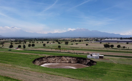 Se abre enorme socavón en Puebla