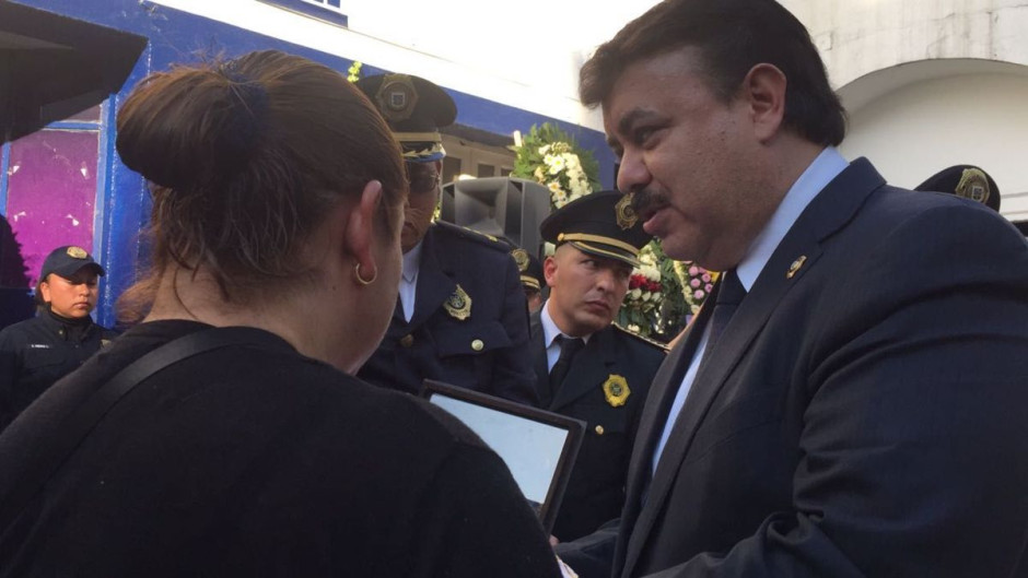 Ofrece Almeida justicia a familiares de policía caído y apoyo institucional