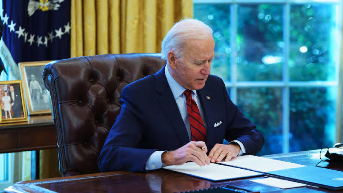 Joe Biden se comunica por teléfono con afectados por pandemia