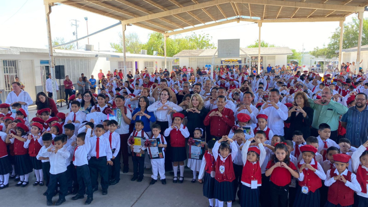 Reciben estudiantes mochilas y útiles en el primer día de clases