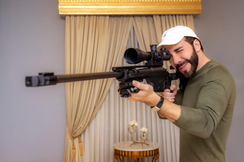 Posa Bukele con arma para anuncia llegada de nuevo armamento
