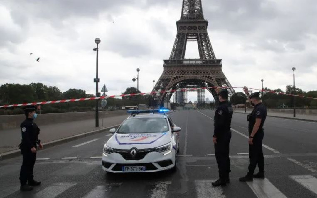 Cierran zona de la Torre Eiffel por amenaza de bomba 
