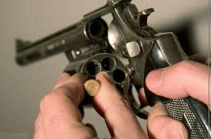 Arma de fuego se acciona y termina con su vida