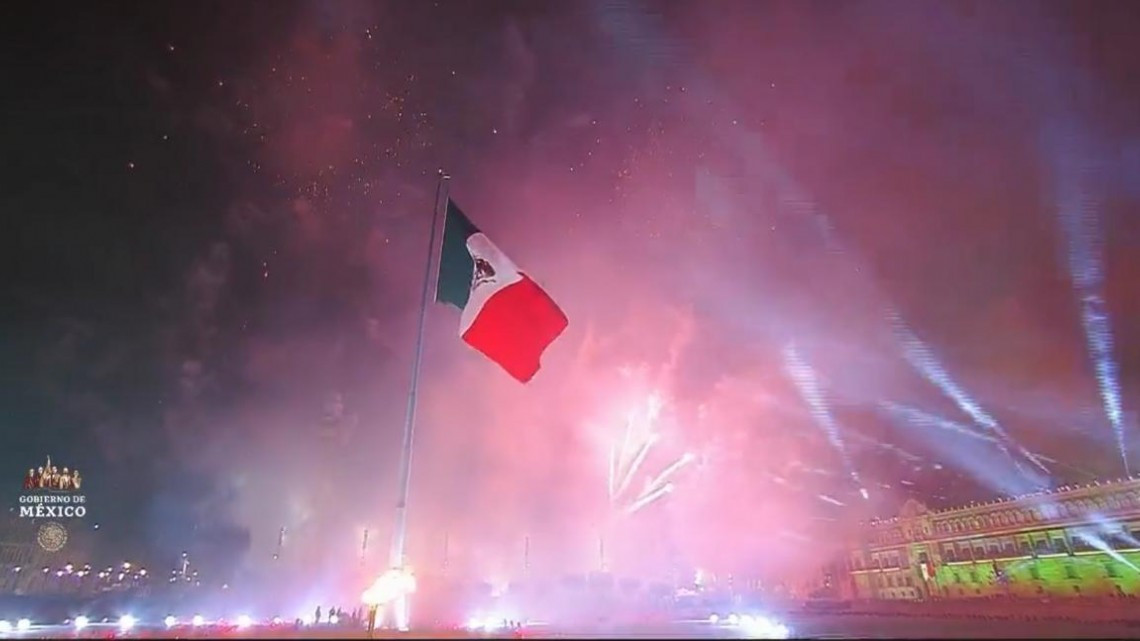 Celebran grito de independencia ante un Zócalo vacío