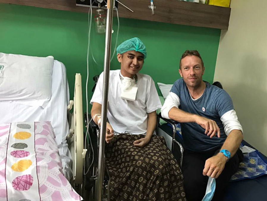 Chris Martin visita a fan en hospital