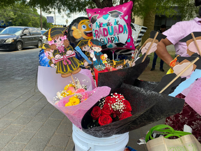 Flores y peluches para cerrar el ciclo escolar