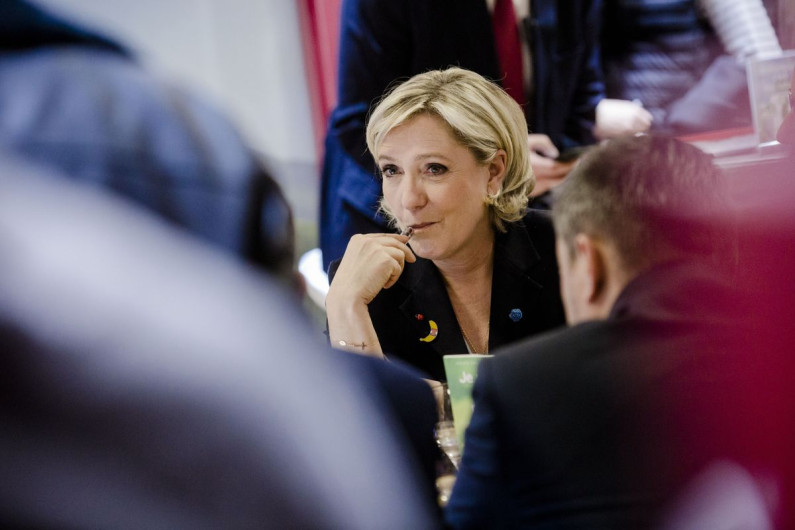 Acusan a Marine Le Pen por difundir fotos de EI