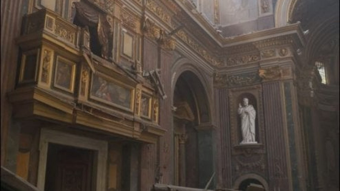 Se derrumba techo de iglesia en Roma