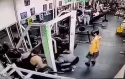 Muere mujer en gimnasio tras caerle pesa de 180 kilos
