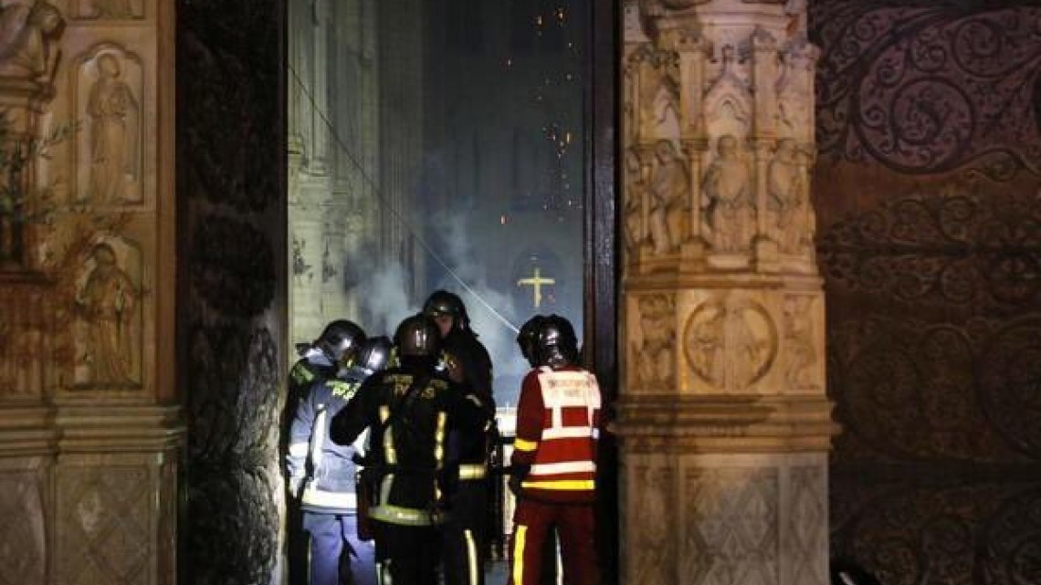 Los bomberos dan por extinguido el incendio de la Catedral de Notre Dame