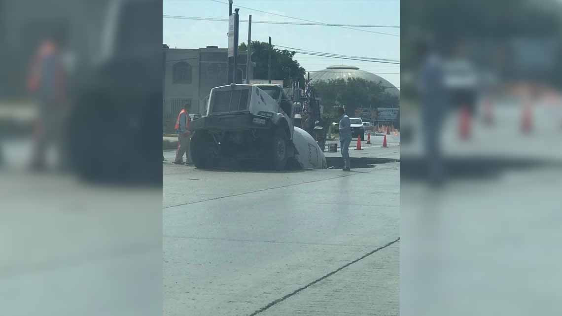 Cae camión en socavón en Sección Lomas