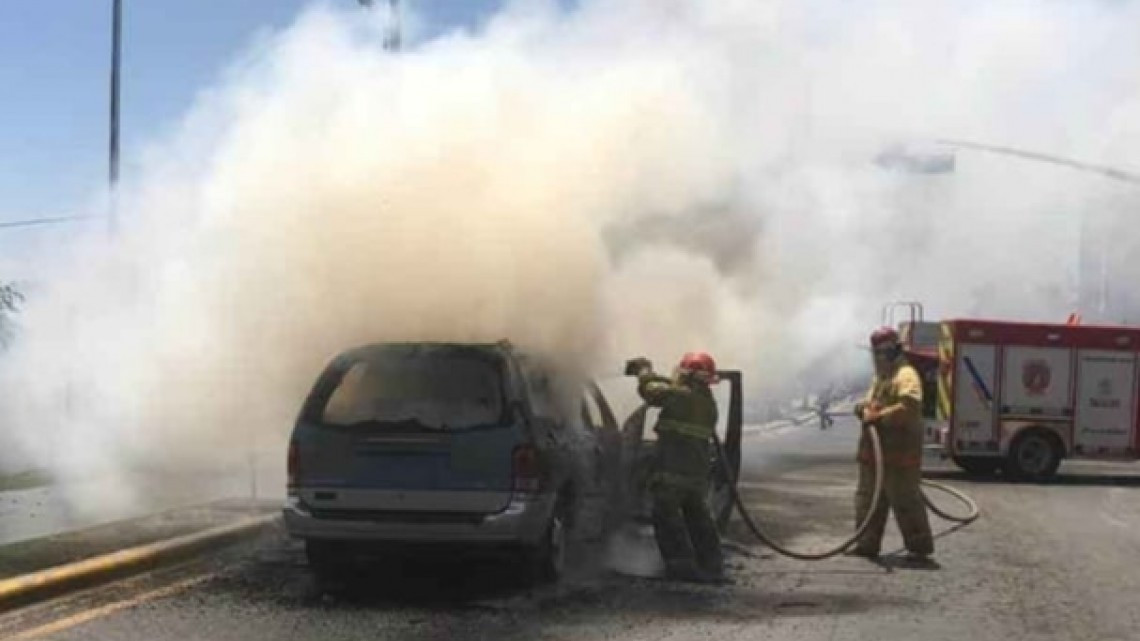 Rescatan a 9 personas de camioneta en llamas