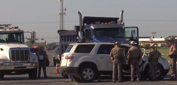 Un muerto deja aparatoso choque de camión 