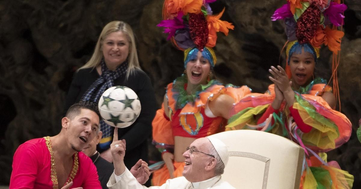 El papa Francisco hace malabares junto a un circo cubano