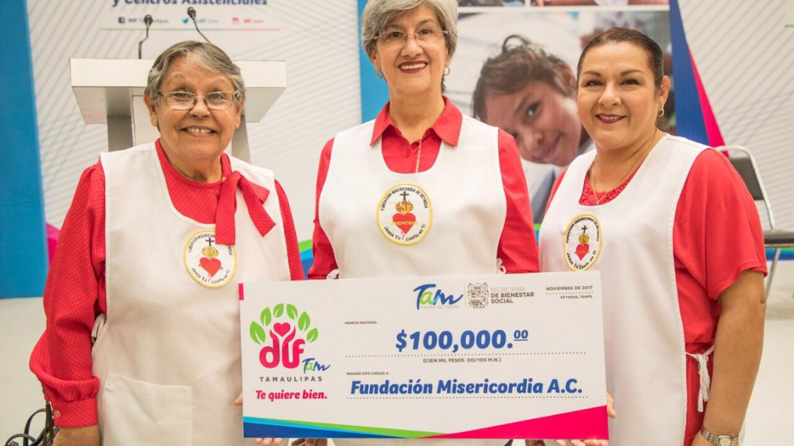 DIF Tamaulipas entrega becas y apoyos