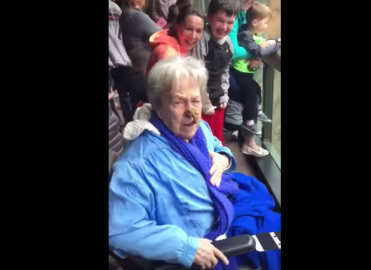 Mono lanza excremento a mujer en zoológico