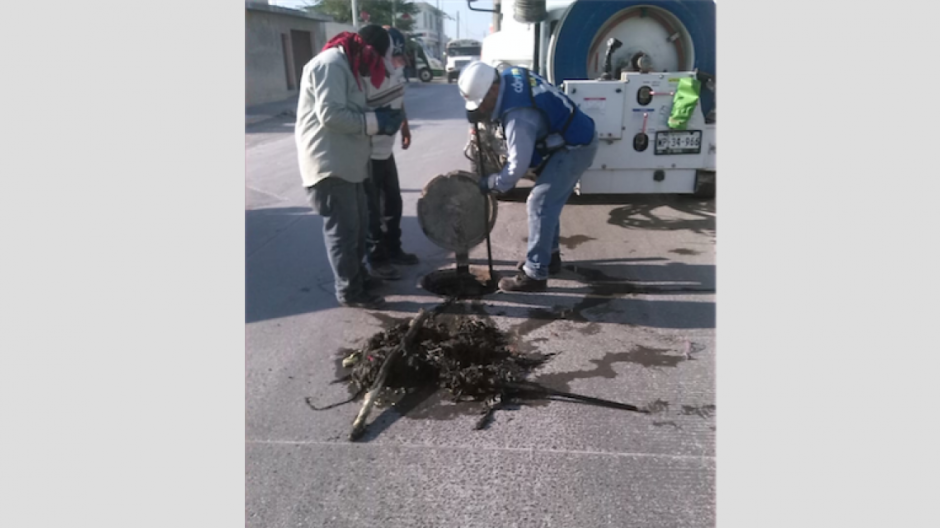 Sacan estopa de alcantarilla