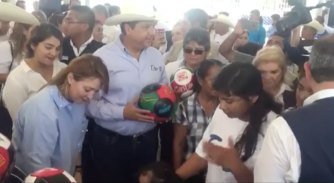 Entrega Gobernador útiles y balones