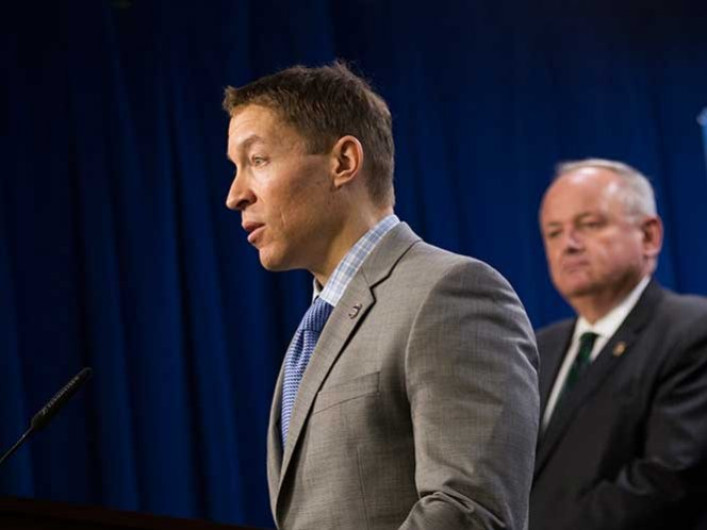 Despide Trump al jefe de Inmigración y Aduanas