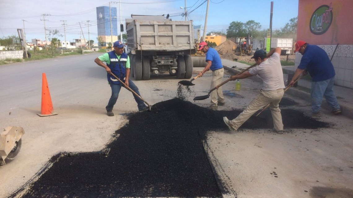 CSPP realizan labores de bacheo en Blvd. Maza de Juárez y Av. El Cielo