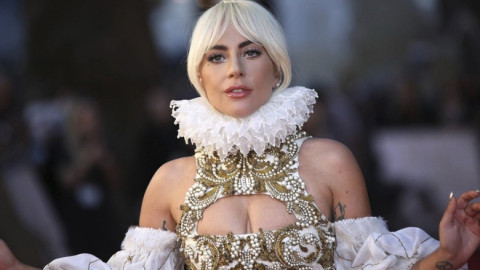 Lady Gaga presenta A Star Is Born en Londres vestida de reina
