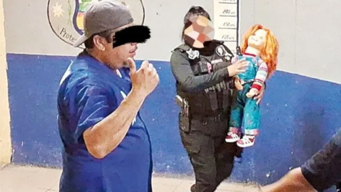 Detienen a 'Chucky' en Coahuila; hombre utiliza muñeco para pedir dinero