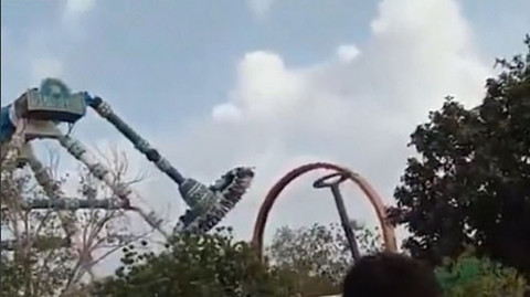 Juego mecánico en India se desploma y provoca la muerte de dos personas