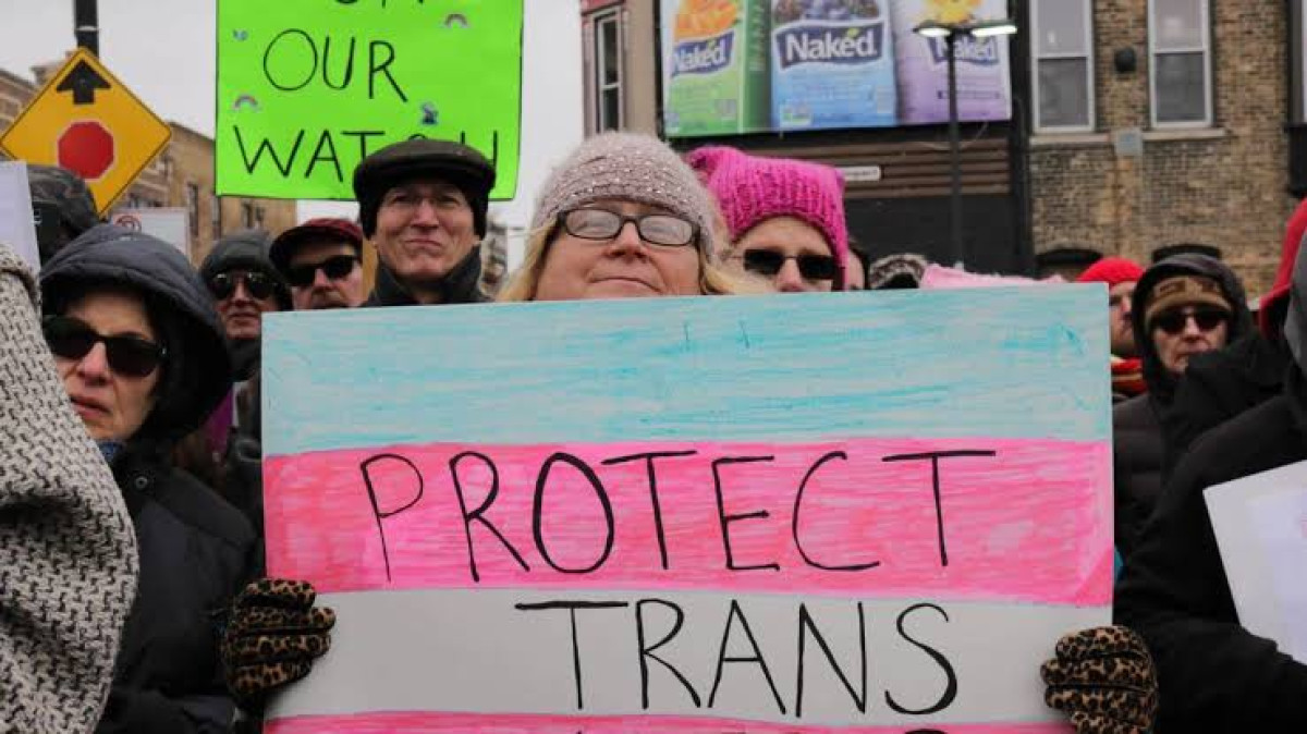 Biden revierte política de Trump, restaura protección sanitaria para transgéneros