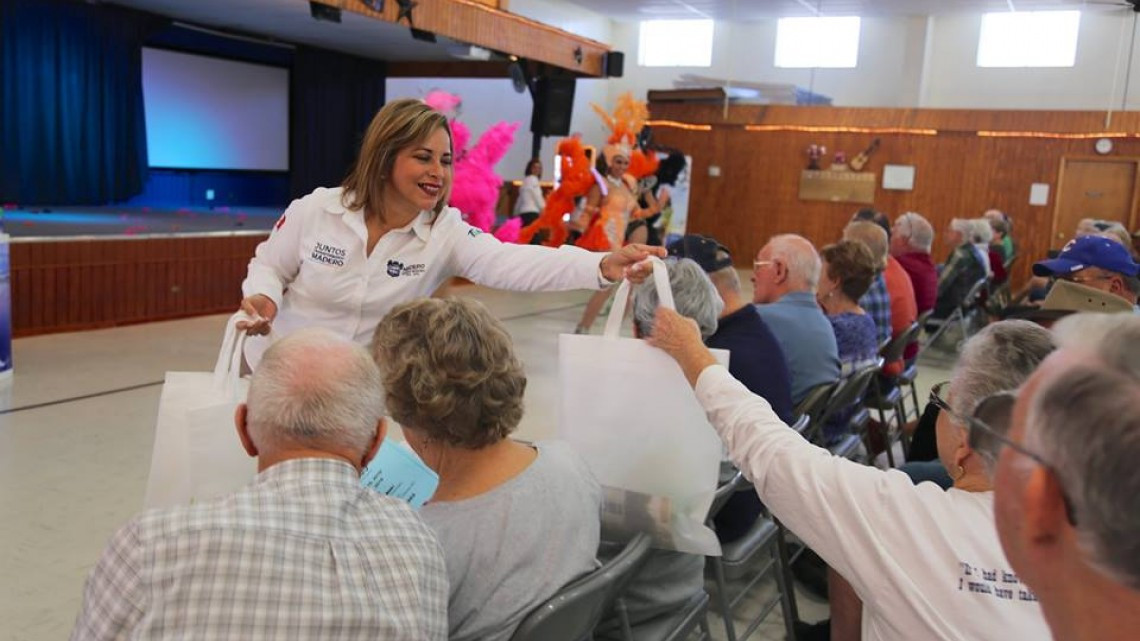 “Winter Texans” reciben con alegría la fiesta del “Carnaval Playa Miramar”
