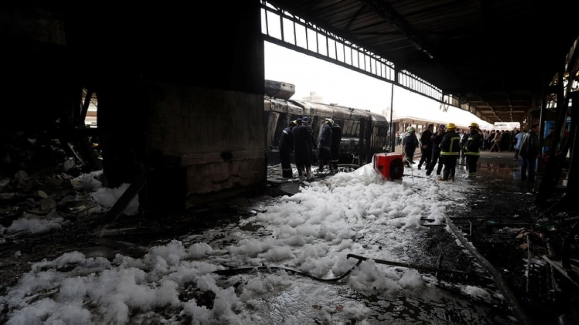 Al menos 20 muertos por un incendio en una estación de tren en Cairo