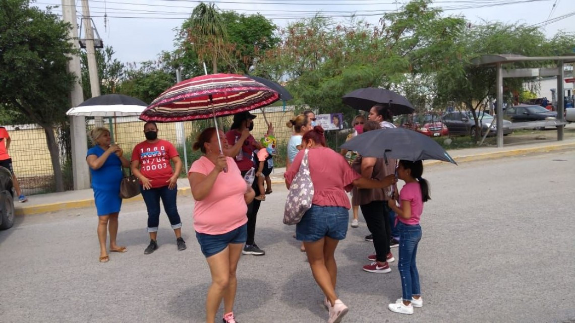 Cierran carretera por falta de agua y luz eléctrica 