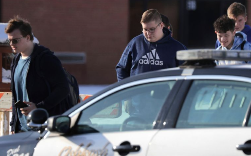 Tiroteo afuera de una escuela de Chicago deja 3 estudiantes heridos y uno muerto 