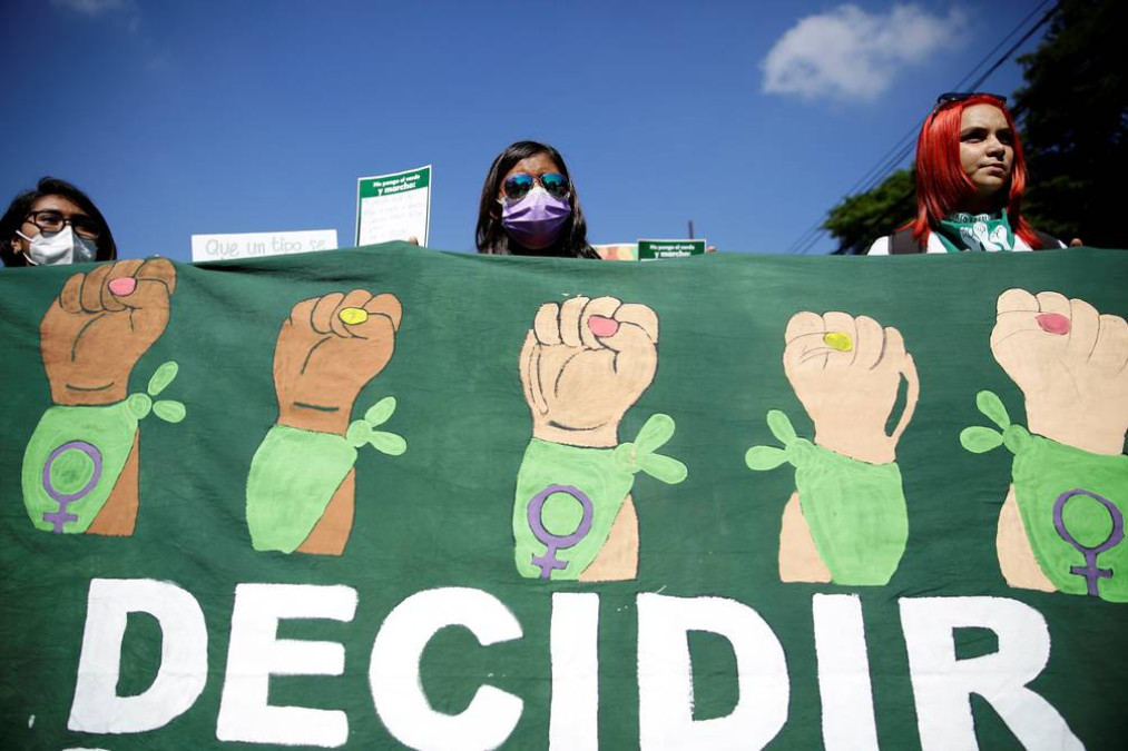 Dan libertad a Kenia, mujer salvadoreña condenada por aborto espontáneo