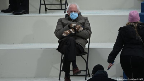 Bernie Sanders recauda millones de dólares para caridad mercancía de su meme viral
