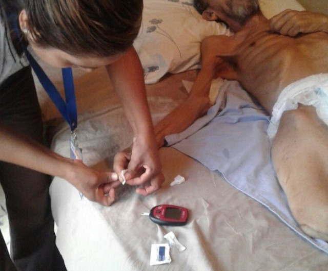 Se niega familia a recibir apoyo para abuelito