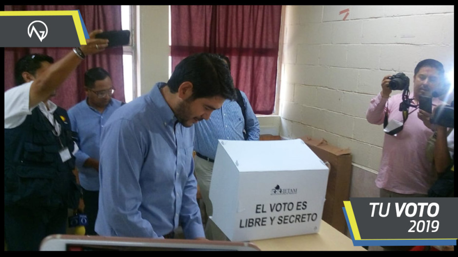 Vota Héctor Escobar acompañado de su esposa y candidatos del PAN