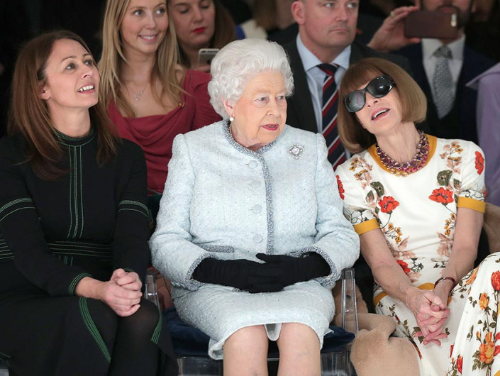 Reina Isabel II asiste a Semana de la Moda