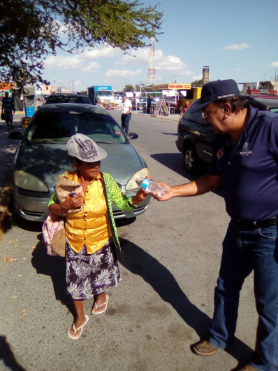Distribuye Gobierno Municipal agua fresca a transeúntes  